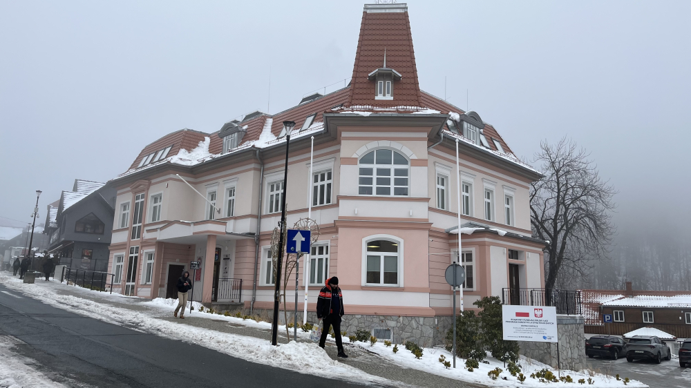Urząd w Karpaczu jak nowy. Remont kosztował 20 milionów złotych - Tak wygląda wyremontowany budynek Urzędu Miejskiego w Karpaczu. Fot. Maciej Ryłkiewicz
