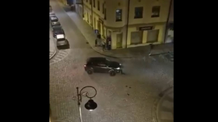 Wjechał autem w grupę ludzi w ścisłym centrum Głogowa. Szuka go policja