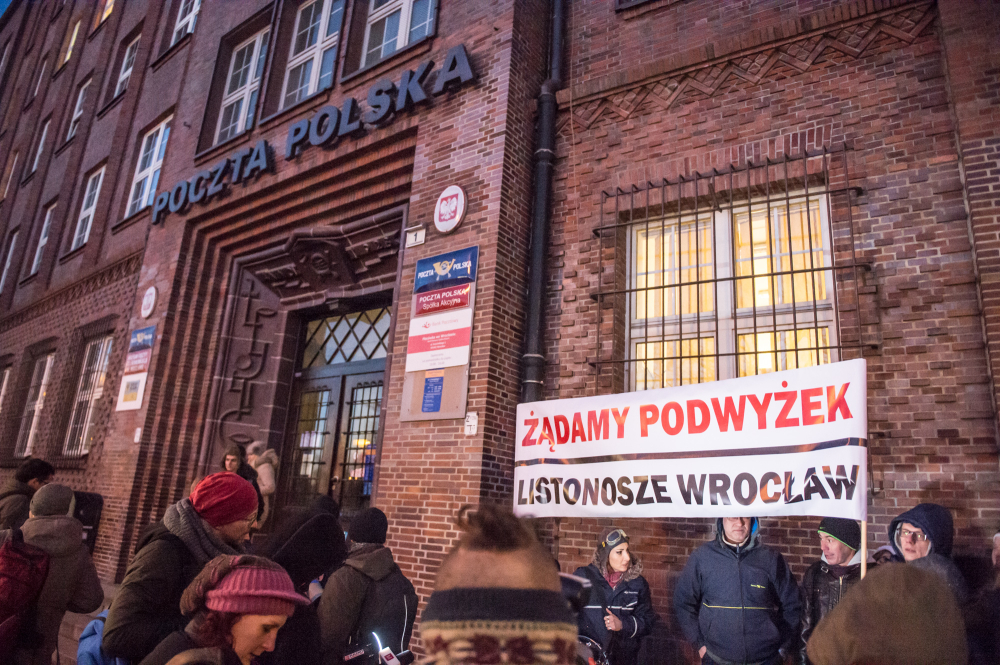 "Wynagrodzenie podstawowe jest niższe niż ta najniższa płaca". Kiedy decyzja o strajku w Poczcie Polskiej? - Kiedy zostanie ogłoszony strajk w Poczcie Polskiej? Fot: Radio Wrocław (Protest listonoszy - 23.01.2017r)