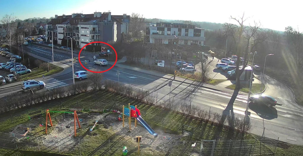 Wrocław: Dziewczynka przechodziła z psem przez pasy. Zwierzę zginęło na miejscu, kierowca odjechał - Kierowca szarego opla przejechał przez pasy, potrącił psa który zginął na miejscu po czym odjechał z miejsca zdarzenia. Fot: FB EkoStraż