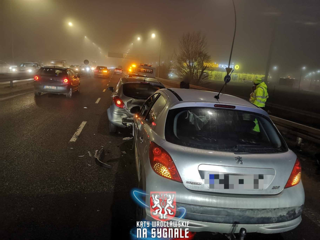 Zderzenie kilku aut na Karkonoskiej, stłuczka samochodu z tramwajem, kolizja na A4. A to wszystko w jedno popołudnie... – Kolizja na Alei Karkonoskiej. Fot. Jacek Waluk