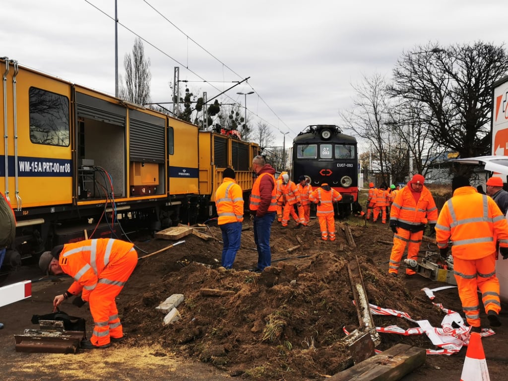 Wykolejenie pociągu we Wrocławiu. Trwa podnoszenie lokomotywy. Mamy zdjęcia! – Obecnie trwa akcja podnoszenia pociągu, który wykoleił się we Wrocławiu. Fot: Radosław Bugajski / Radio Wrocław