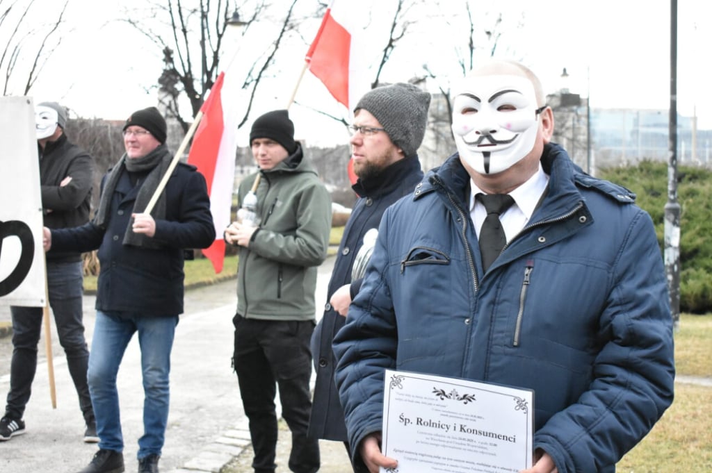 "Świętej pamięci polskie rolnictwo". Rolnicy zebrali się przed urzędem wojewódzkim – Rolnicy pod Urzędem Wojewódzkim we Wrocławiu. Fot. Mirosława Kuczkowska