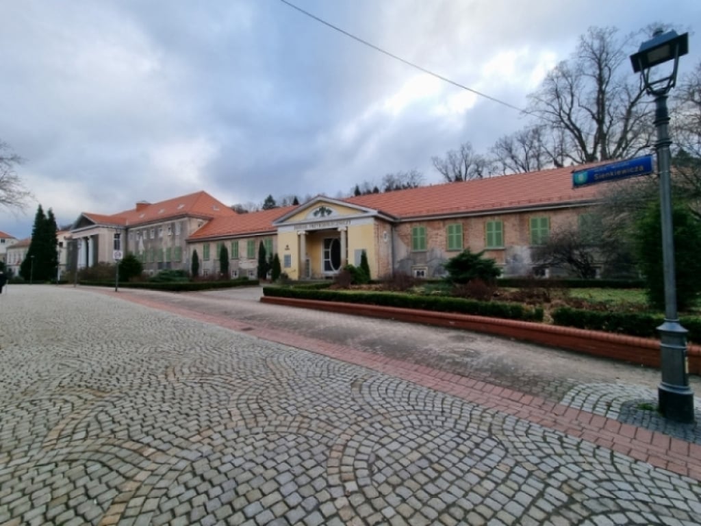 Szczawno-Zdrój: Wraca sprawa odbudowy budynku uzdrowiska. Znamy decyzję prokuratury - Zakończyło się śledztwo w sprawie nieprawidłowości przy pracach nad odbudową Zakładu Przyrodoleczniczego w Szczawnie-Zdroju. Fot. Bartosz Szarafin