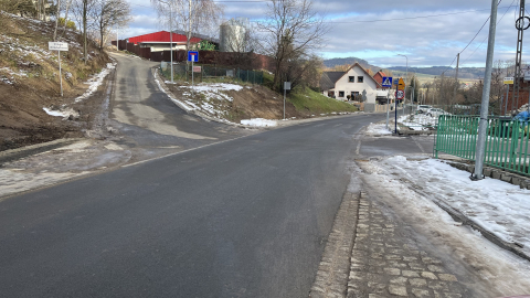 Mieszkańcy czekali na to 20 lat. Wyremontowano drogę pod Jelenią Górą - 1