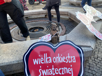 Krasnal WOŚP-ek jest wyposażony w e-skarbonkę! Pomoże zebrać więcej środk&oacute;w na leczenie najmłodszych