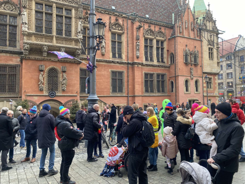 Wrocław gra z WOŚP! Koncerty, licytacje, wystawy. Na wrocławskim rynku czeka dużo atrakcji – Na rynku we Wrocławiu czeka na mieszkańców wiele atrakcji w ramach kolejnego finału Wielkiej Orkiestry Świątecznej Pomocy. Fot: Mateusz Florczyk