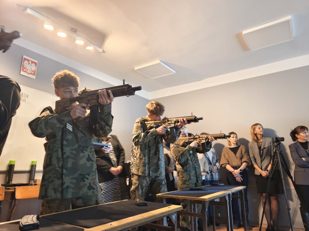 Uczą się strzelać... w szkole. W Złotoryi powstała wirtualna strzelnica – W złotoryjskej szkole powstała wirtualna strzelnica. Fot. Karolina Bieniek