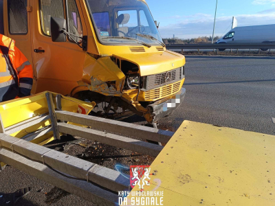 Kolizja na węźle AOW. Samoch&oacute;d dostawczy wjechał w pojazd służb drogowych