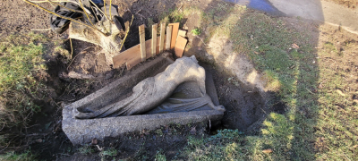 Stuletni fragment pomnika znaleziony... w ogr&oacute;dku. Co teraz się z nim stanie?