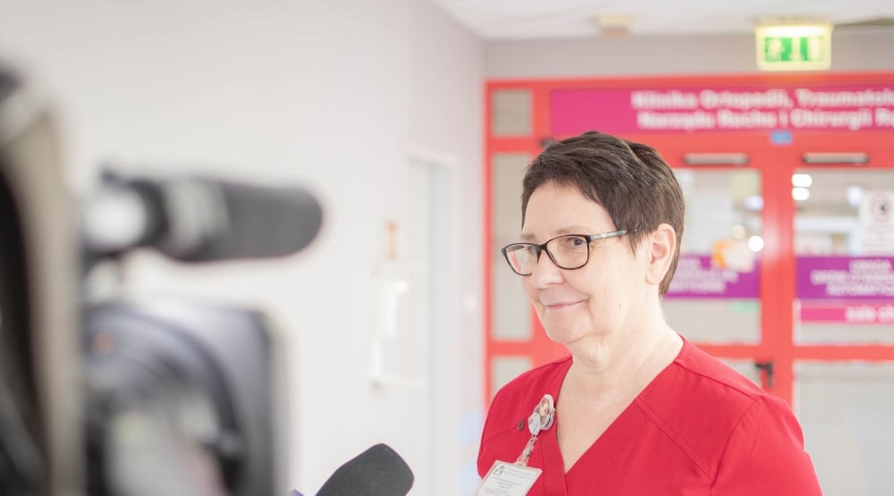 Jak leczyć rany pooperacyjne u dzieci? W Przylądku Nadziei pracuje jedna z najlepszych specjalistek - Pielęgniarka oddziałowa, magister Irena Gil. Fot: Materiały Prasowe