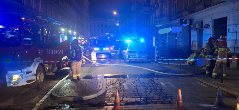 Wrocław: Pożar mieszkania na czwartym piętrze. Policjanci oraz strażacy ewakuowali dwie osoby z płomieni - 0