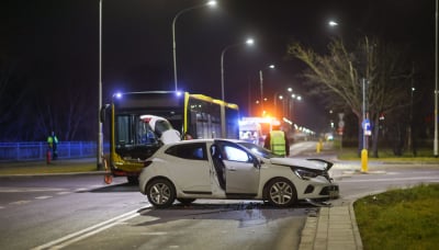 Autobus MPK zderzył się z osob&oacute;wką we Wrocławiu. Kilka os&oacute;b zostało rannych