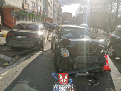 Pościg za dwoma skradzionymi samochodami we Wrocławiu. Uciekający złodziej zniszczył kilka innych pojazd&oacute;w