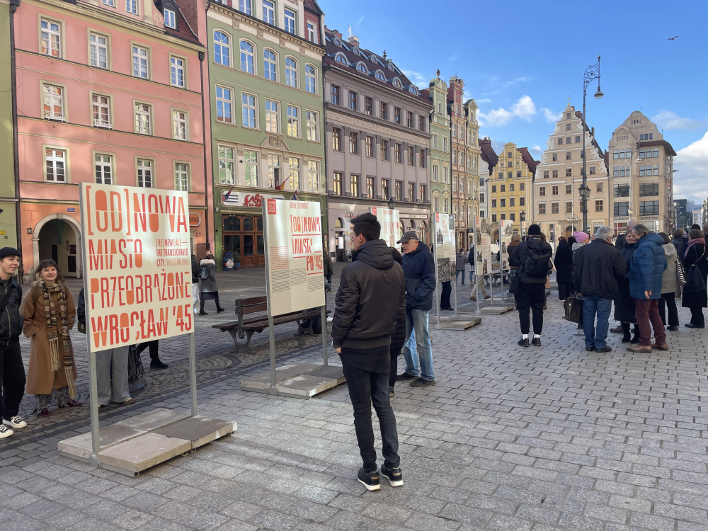 Plac Nowy Targ, dworzec autobusowy i wiele innych miejsc. Jak zmieniał się Wrocław od 1945 roku? – „(Od)nowa. Miasto przeobrażone. Wrocław ’45” to nowa wystawa na wrocławskim rynku. Fot: Materiały Prasowe