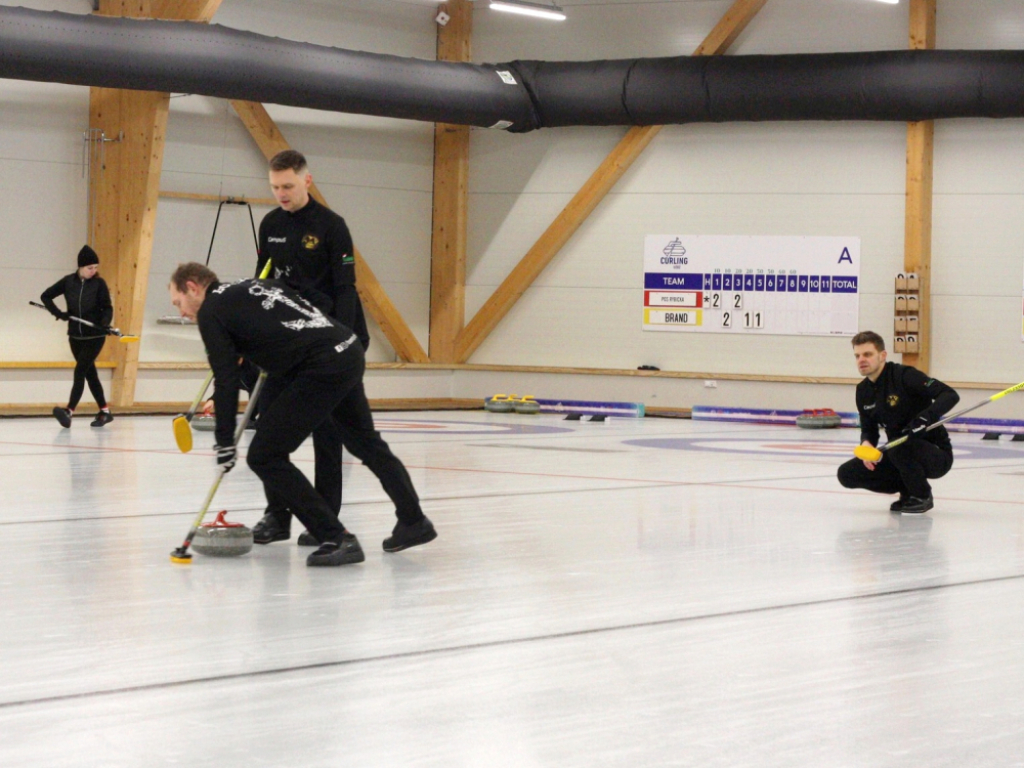 Wałbrzyszanie na podium rozgrywek w curlingu  - Mecze Ekstraligi Polskiej Ligi Curlingu rozgrywane były w Łodzi, która posiada jedyną w pełni profesjonalną halę curlingową w kraju - fot. materiały własne/archiwum PFKC