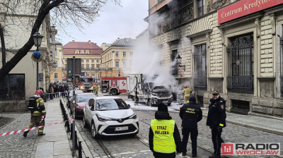 Akcja strażak&oacute;w w centrum Wrocławia. Pożar dostawczaka na ulicy Gepperta