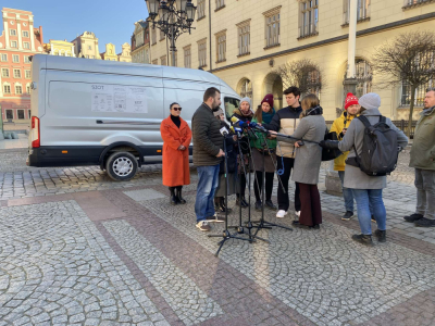 Pojazdy SZOT kursują po Wrocławiu. Zabiorą zużytą odzież, obuwie i inne tekstylia