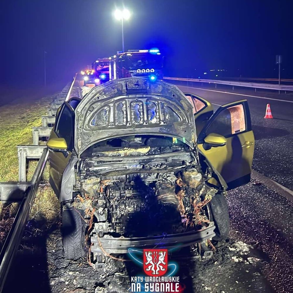 Nocny pożar samochodu hybrydowego na autostradzie A4! Trzy zastępy strażaków w akcji – Samochód osobowy marki toyota stanął w płomieniach na autostradzie a4. Fot: OSP Żórawina
