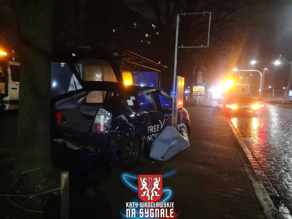 Zderzenie dwóch samochodów, jeden z nich uderzył w przystanek MPK. Groźny wypadek we Wrocławiu – Samochód osobowy marki Toyota wypadł z drogi i zatrzymał się na przystanku autobusowym. Fot: Kąty Wrocławskie na sygnale (Jacek Waluk)