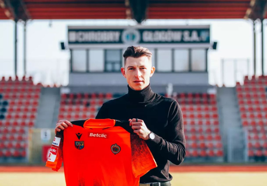 Mateusz Bartolewski nadal będzie występować na Dolnym Śląsku -  Mateusz Bartolewski został czwartym nowym piłkarzem Chrobrego - fot. chrobry-glogow.pl