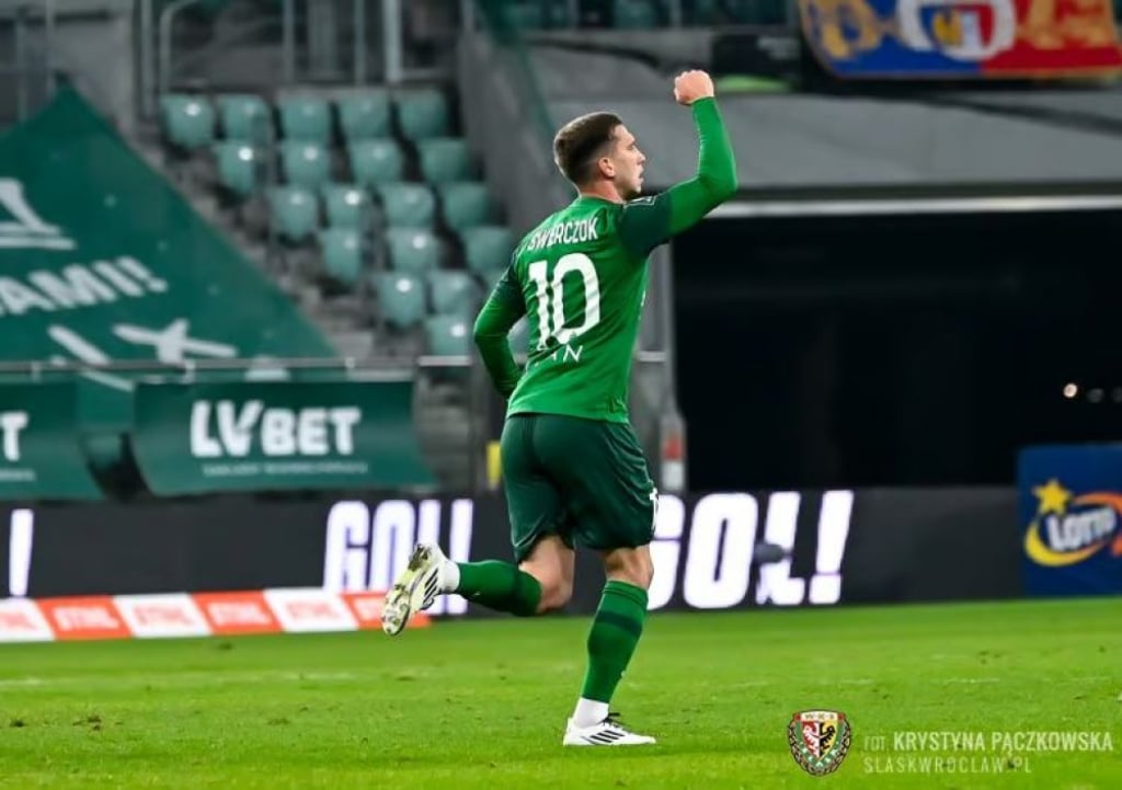 Nieszczęść w piłkarskim Śląsku ciąg dalszy  - Jakub Świerczok z powodu poważnej kontuzji nie zagra już w tym sezonie - fot. slaskwroclaw.pl/Krystyna Pączkowska