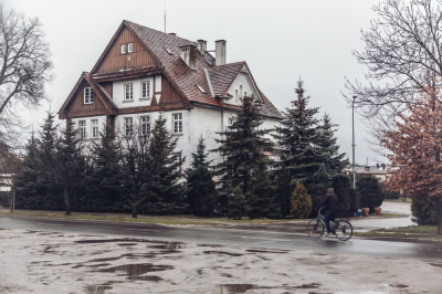 Bezpłatne zniżki i udogodnienia. Seniorzy z Ż&oacute;rawiny mogą korzystać z Karty Seniora