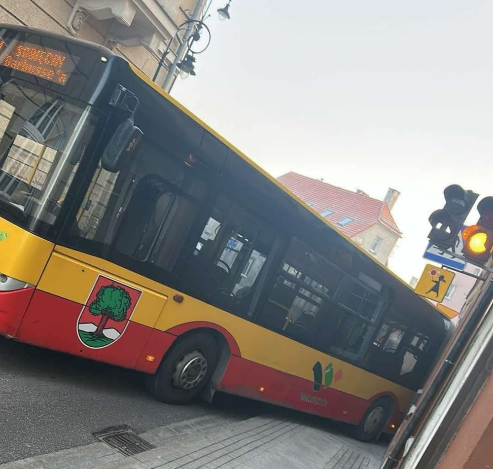Duże utrudnienia w Wałbrzychu. Autobus wpadł w poślizg i uderzył w budynek – Autobus wpadł w poślizg i uderzył w budynek w Wałbrzychu. Fot. Wojciech Koszyk (Facebook)
