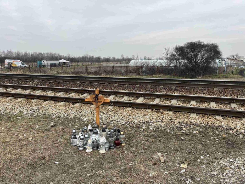 Nastolatek zginął pod kołami pociągu. Teraz chcą zwiększyć tam bezpieczeństwo – Krzyż i znicze upamiętniające tragedię z 3 stycznia. Fot. Beata Makowska