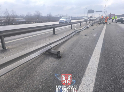 Wypadł z trasy, rozbił auto i zniszczył barierki. Groźne zdarzenie na AOW [ZDJĘCIA] - 1