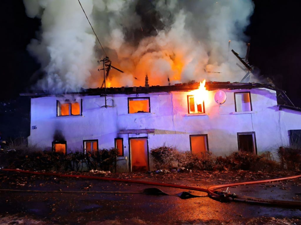 Poważny pożar w Rząśniku pod Złotoryją. Spłonął cały budynek jednorodzinny – Pożar domu jednorodzinnego w Rząśniku. Fot. Komenda Powiatowa Państwowej Straży Pożarnej w Złotoryi
