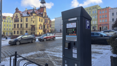 Sp&oacute;r o strefę parkowania w Nowej Rudzie. Mieszkańcy muszą płacić pełną stawkę