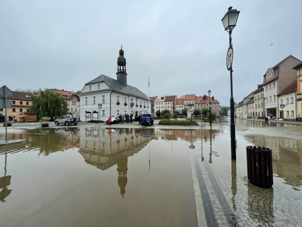 Caritas wesprze powodzian z Wlenia. Tym razem pomoc trafi do najmłodszych - Wleń w trakcie powodzi. Fot. Jakub Thauer