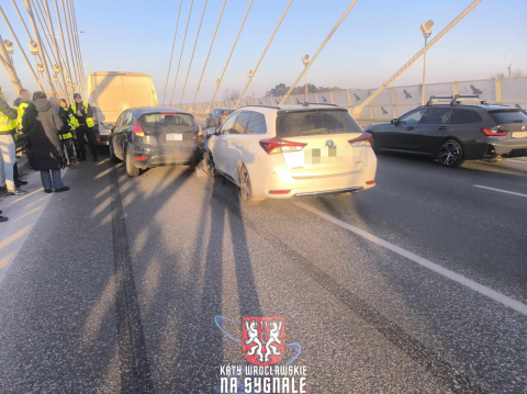 Karambol na Moście Rędzińskim. Zderzenie sześciu pojazdów, korek ma kilka kilometrów [ZDJĘCIA] - 5