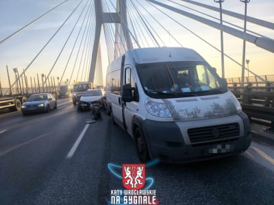 Karambol na Moście Rędzińskim. Zderzenie sześciu pojazd&oacute;w, korek ma kilka kilometr&oacute;w