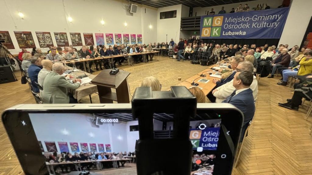 Gorąca sesja Rady Miejskiej w Lubawce. Mieszkańcy sprzeciwiają się transportom z kopalni – Gorąca sesja nadzwyczajna Rady Miejskiej w Lubawce. Fot. Maciej Ryłkiewicz