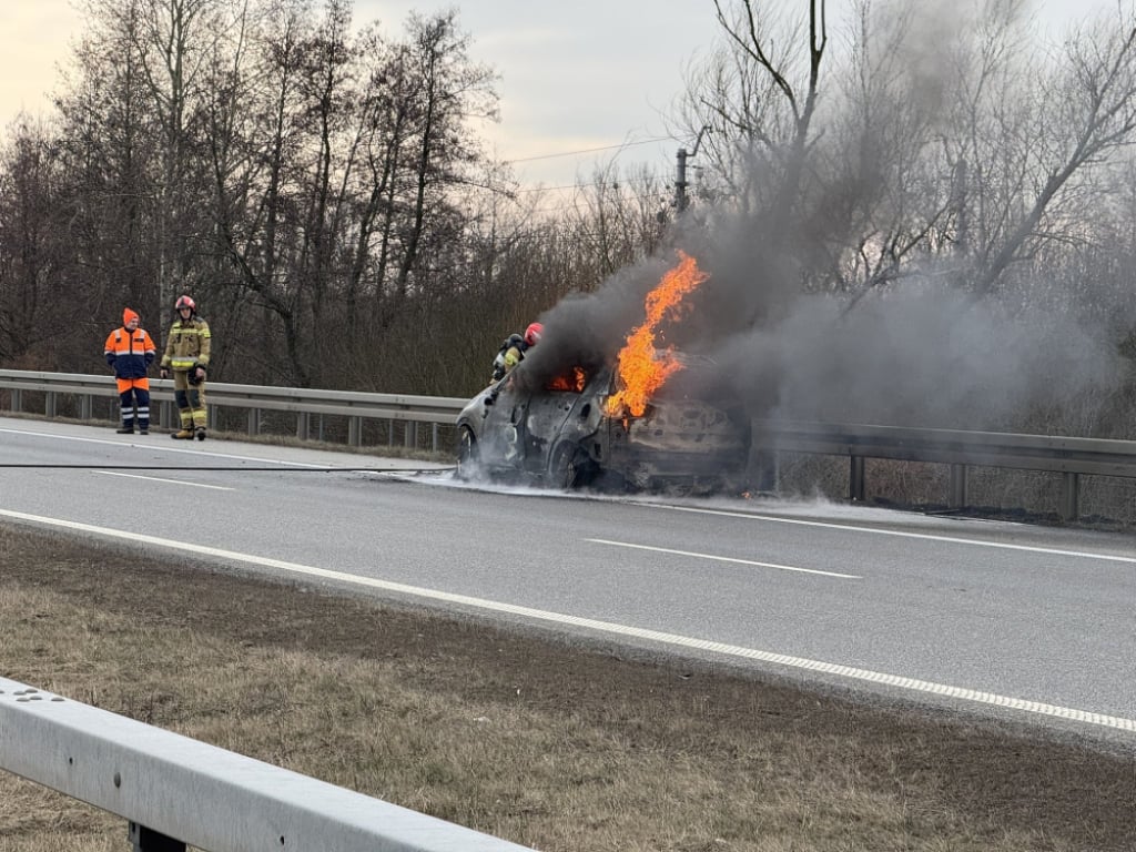 Pożar samochodu na trasie S5. Utrudnienia i korki w stronę Wrocławia - Pożar pojazdu na drodze ekspresowej S5. Fot. Komenda Powiatowa PSP w Trzebnicy (X)