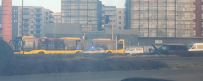Autobus zderzył się z samochodem osobowym we Wrocławiu. Utrudnienia dla pasażer&oacute;w