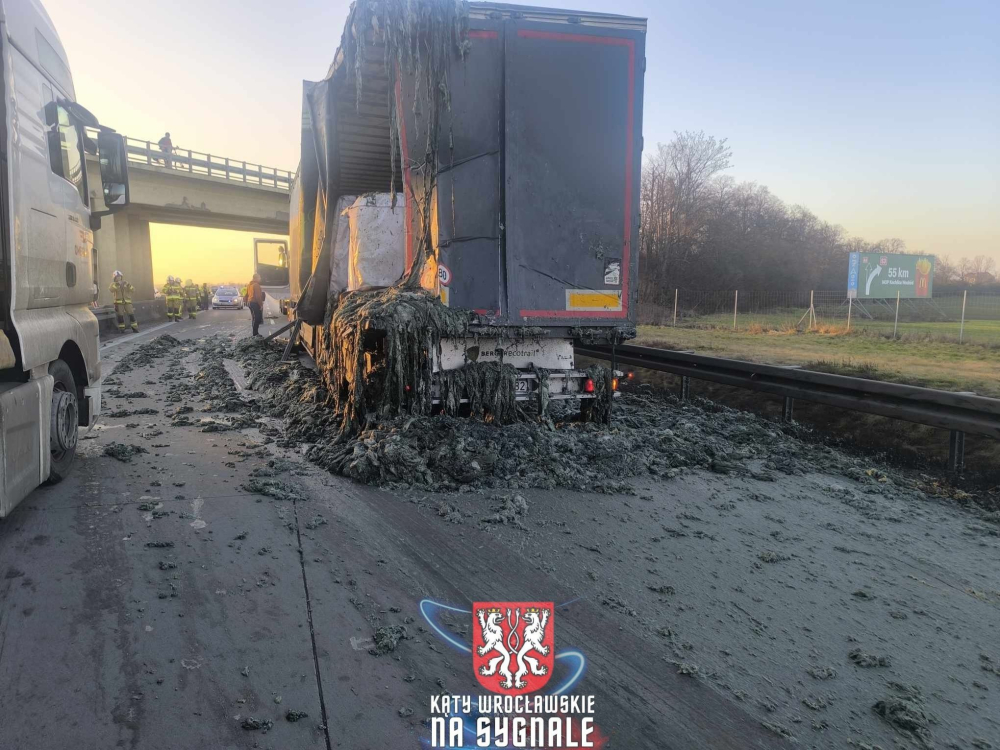 Zderzenie dwóch ciężarówek na A4. Z jednej wylała się transportowana substancja, czuć odrażający zapach – Do wypadku doszło na 127 kilometrze autostrady A4 w kierunku Zgorzelca. Fot: Kąty Wrocławskie na sygnale (Paweł Bielawski)