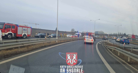 Rozbity samochód przy wjeździe na AOW. Pojazd uderzył w bariery [ZDJĘCIA] - 0