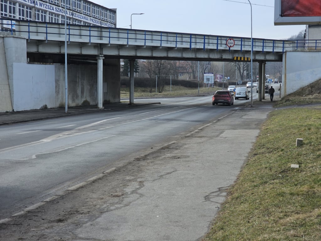 Wałbrzych: Ulica Wrocławska idzie do remontu. Planowane jest obniżenie drogi – Ten fragment ulicy Wrocławskiej w Wałbrzychu zostanie obniżony. Fot. Bartosz Szarafin