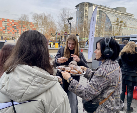 Tłusty czwartek z Radiem Wrocław! Rozdaliśmy naszym słuchaczom setki pączków we Wrocławiu [ZDJĘCIA] - 12