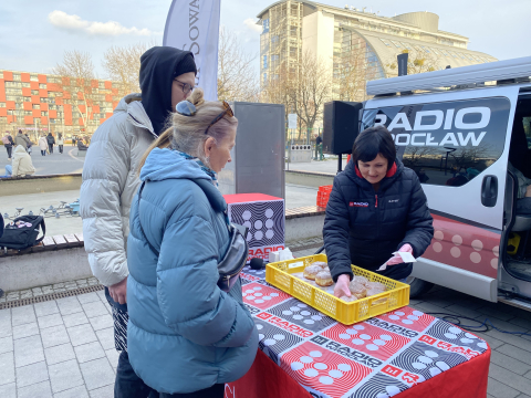 Tłusty czwartek z Radiem Wrocław! Rozdaliśmy naszym słuchaczom setki pączków we Wrocławiu [ZDJĘCIA] - 2