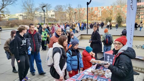 Tłusty czwartek z Radiem Wrocław! Rozdaliśmy naszym słuchaczom setki pączków we Wrocławiu [ZDJĘCIA] - 5