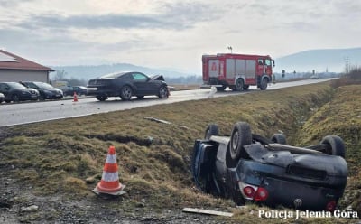 Samoch&oacute;d dachował po zderzeniu pod Jelenią G&oacute;rą. Kierowca trafił do szpitala