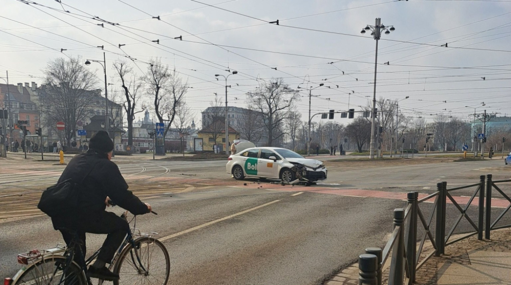 Zderzenie w centrum Wrocławia. Rozbita taksówka, tramwaje jadą objazdami – Zderzenie na placu Bema. Fot. Zuzanna Kłapeć (Facebook)