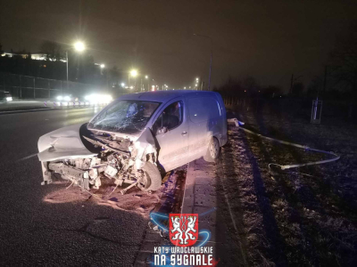 Wypadek na al. Sobieskiego we Wrocławiu. Samoch&oacute;d przejechał na przeciwległy pas i uderzył w latarnię