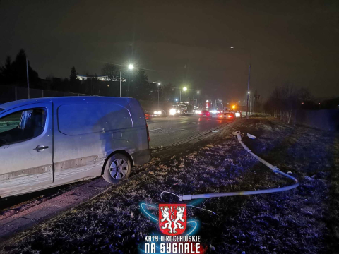 Wypadek na al. Sobieskiego we Wrocławiu. Samochód przejechał na przeciwległy pas i uderzył w latarnię - 1