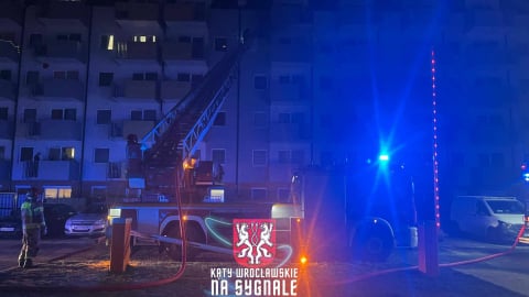 Wrocław: Pożar mieszkania na Jagodnie. Setka mieszkańców ewakuowana - 1