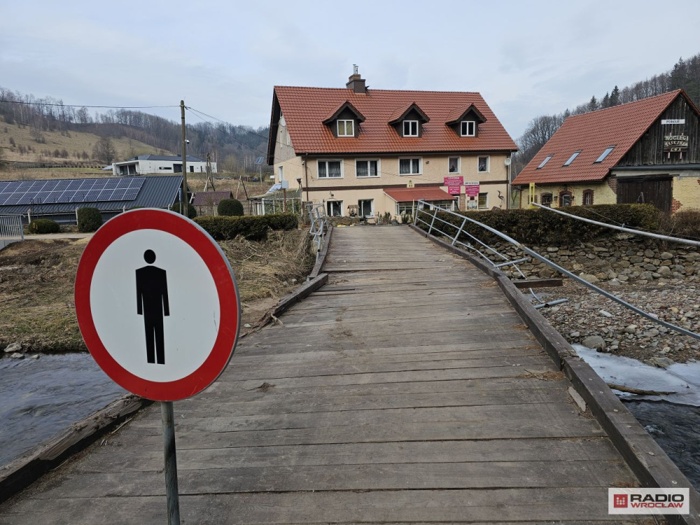 Trwa odbudowa mostu do Niedźwiedzicy. Wojskowi stawiają tymczasową kładkę – Żołnierze pomagają w odbudowanie infrastruktury, po powodzi na Dolnym Śląsku. Fot. Bartosz Szarafin